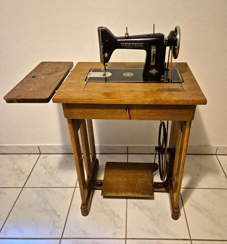 Alte nähmaschine mit - alte,