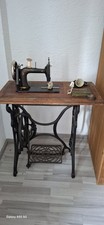 Antike Nähmaschine mit Tisch